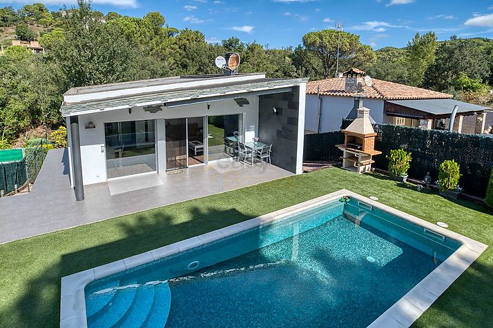 Xalet d'estil contemporani, amb piscina i en perfecte estat
