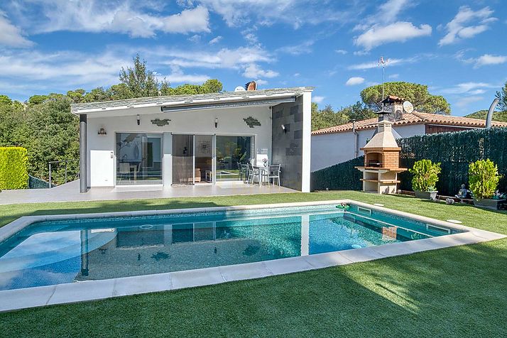Xalet d'estil contemporani, amb piscina i en perfecte estat