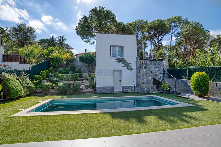 Xalet d'estil contemporani, amb piscina i en perfecte estat