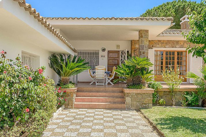 ¿Buscas una  gran casa para entrar a vivir y con piscina?