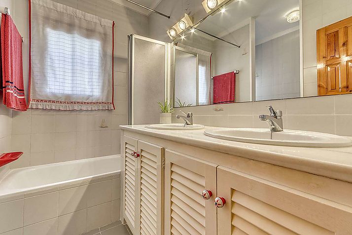 ¿Buscas una  gran casa para entrar a vivir y con piscina?