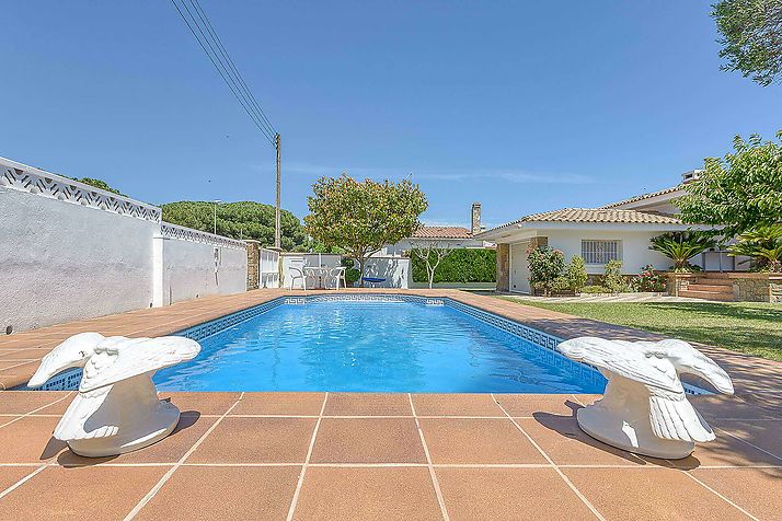 ¿Buscas una  gran casa para entrar a vivir y con piscina?