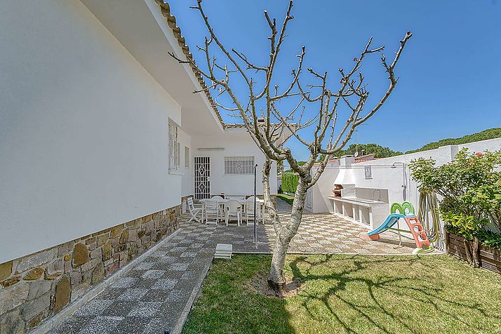 ¿Buscas una  gran casa para entrar a vivir y con piscina?