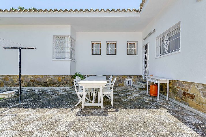 ¿Buscas una  gran casa para entrar a vivir y con piscina?