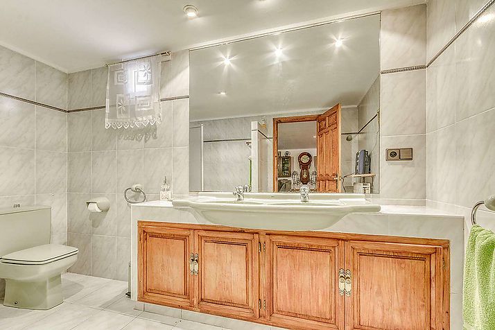 ¿Buscas una  gran casa para entrar a vivir y con piscina?