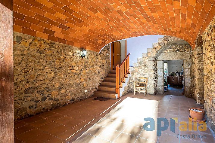 Casa rústica de piedra en pleno centro de Calonge al lado del castillo