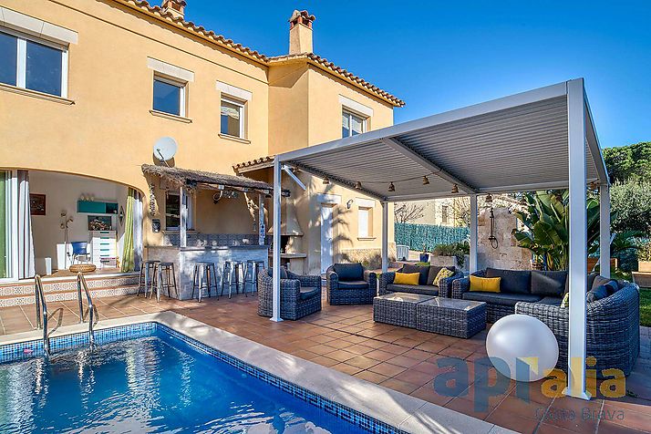 Xalet en excel·lents condicions per a estil de vida tranquil alhora a prop de tots els serveis