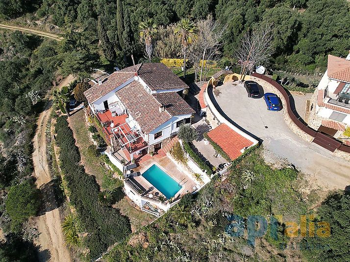 Un majestuoso chalet con vistas espectaculares sobre mar y montaña