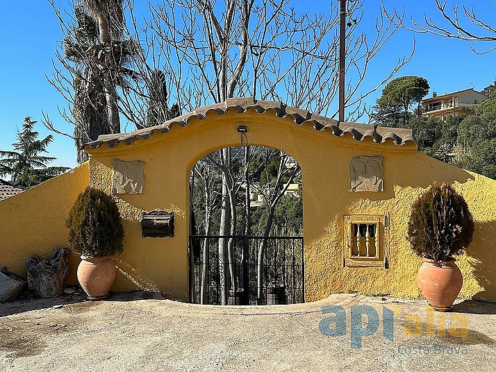 Un majestuoso chalet con vistas espectaculares sobre mar y montaña