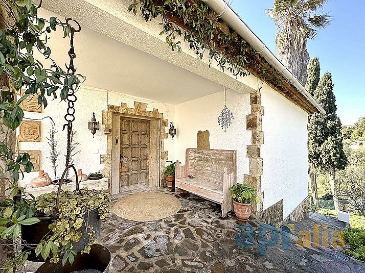Un majestuoso chalet con vistas espectaculares sobre mar y montaña