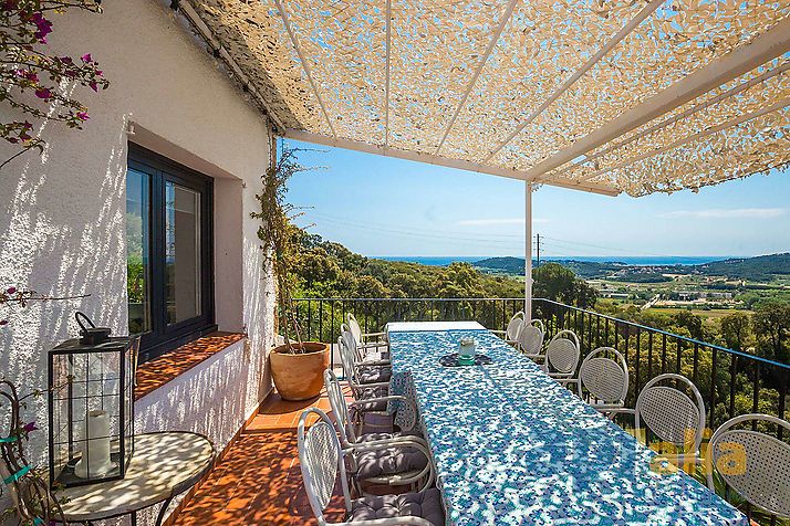 Un majestuoso chalet con vistas espectaculares sobre mar y montaña