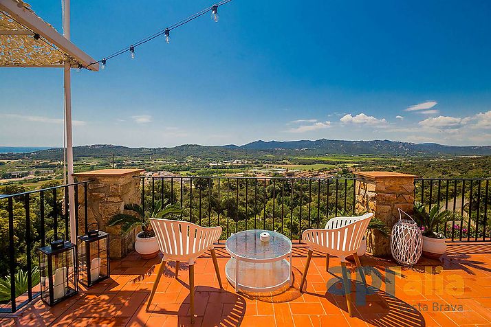 Villa mit Meer- und Bergblick
