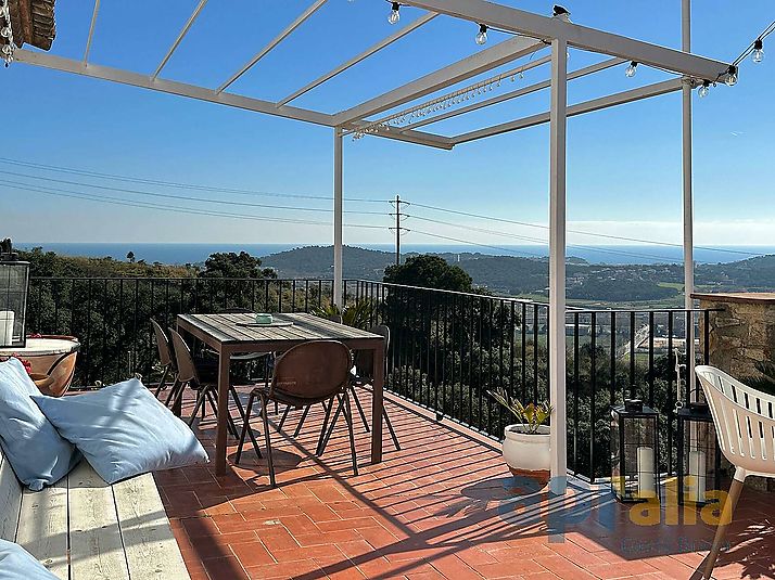 Un majestuoso chalet con vistas espectaculares sobre mar y montaña