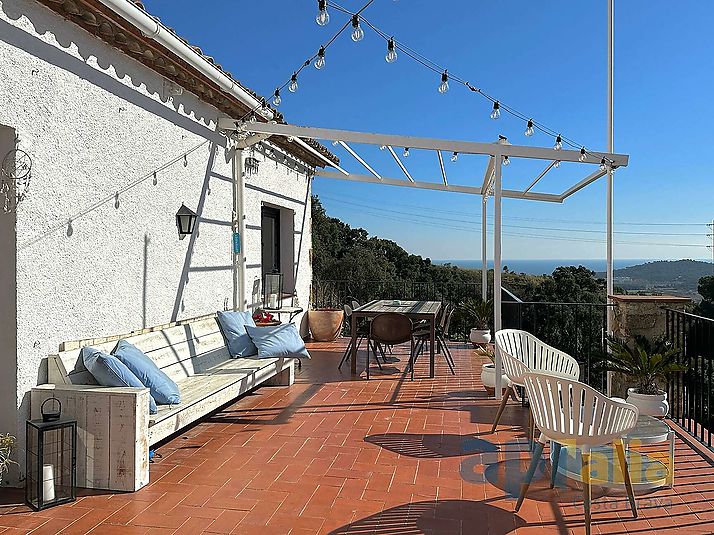 Un majestuoso chalet con vistas espectaculares sobre mar y montaña