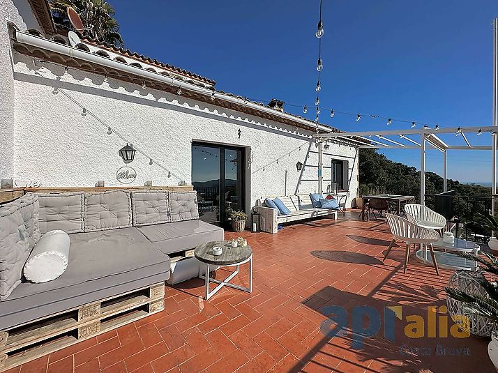 Un majestuoso chalet con vistas espectaculares sobre mar y montaña
