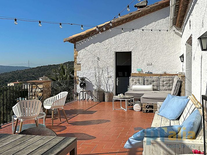 Un majestuoso chalet con vistas espectaculares sobre mar y montaña
