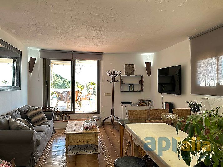 Un majestuoso chalet con vistas espectaculares sobre mar y montaña