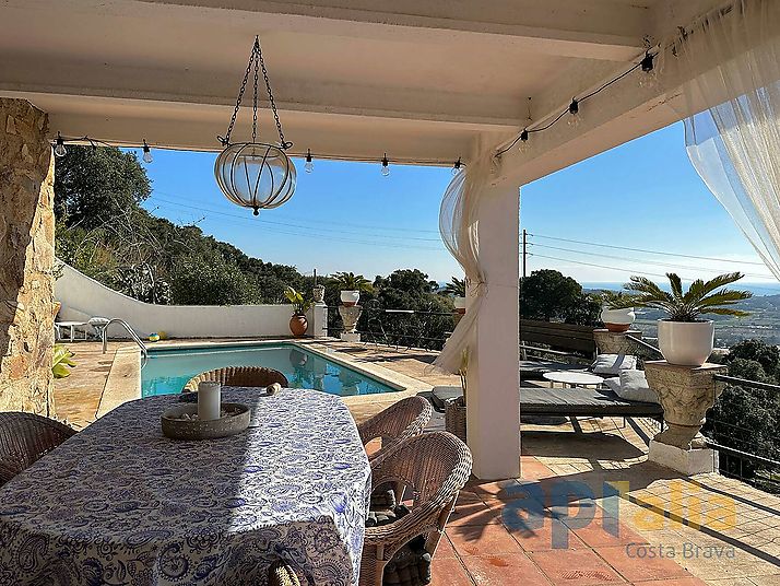 Un majestuoso chalet con vistas espectaculares sobre mar y montaña