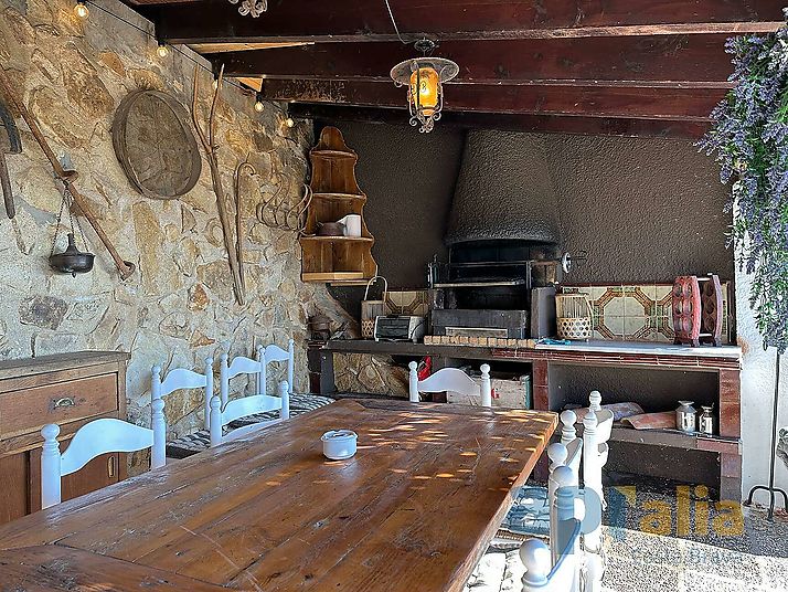 Un majestuoso chalet con vistas espectaculares sobre mar y montaña