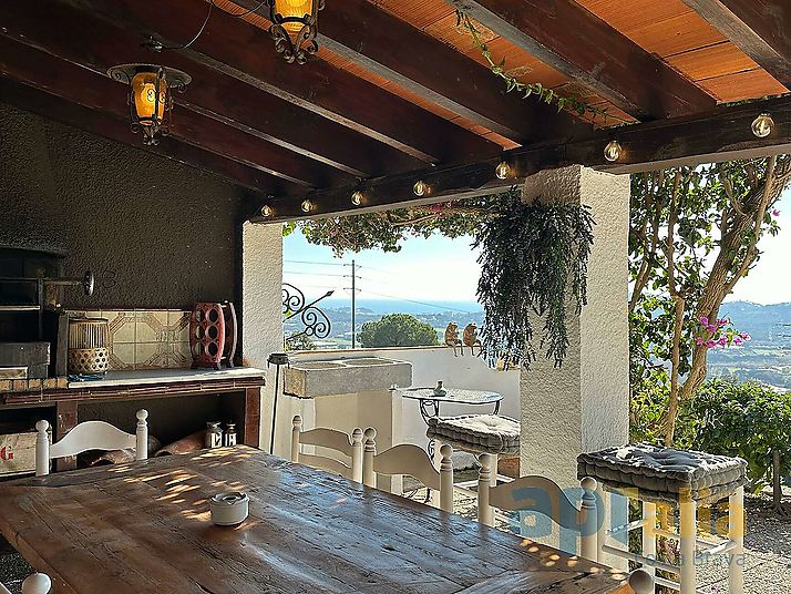 Un majestuoso chalet con vistas espectaculares sobre mar y montaña