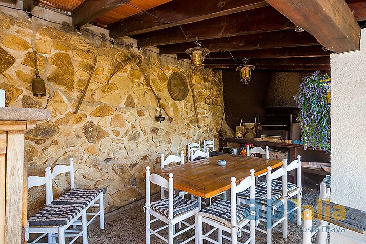 Un majestuoso chalet con vistas espectaculares sobre mar y montaña