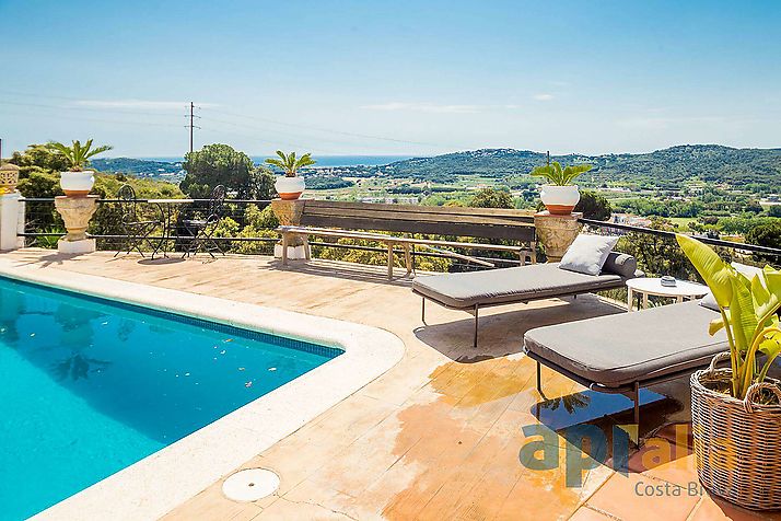 Villa mit Meer- und Bergblick