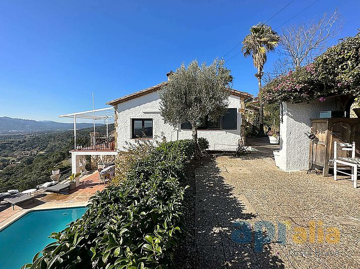 Un majestuoso chalet con vistas espectaculares sobre mar y montaña