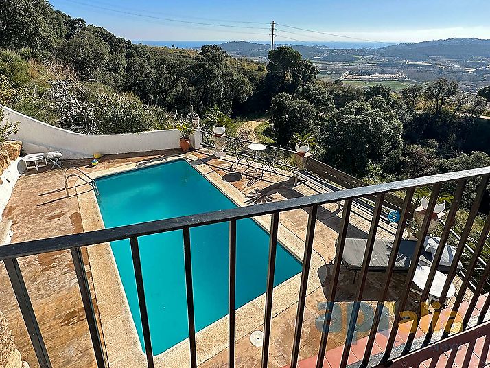 Un majestuoso chalet con vistas espectaculares sobre mar y montaña