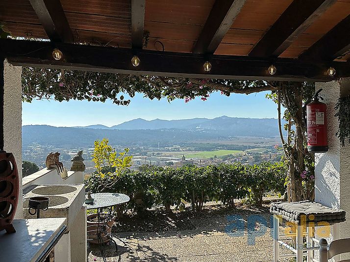 Un majestuoso chalet con vistas espectaculares sobre mar y montaña