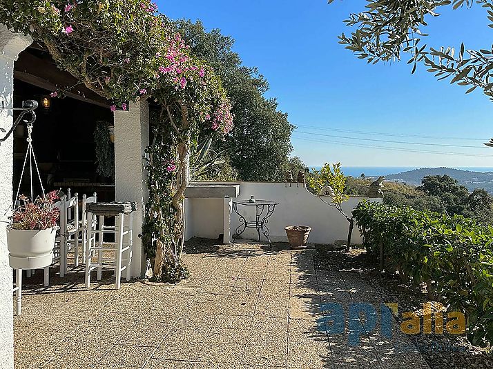 Un majestuoso chalet con vistas espectaculares sobre mar y montaña