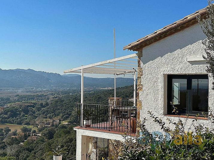 Un majestuoso chalet con vistas espectaculares sobre mar y montaña