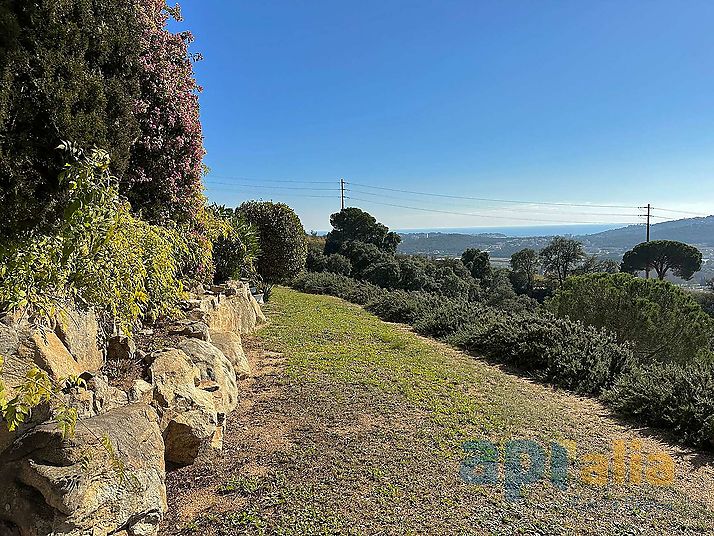 Un majestuoso chalet con vistas espectaculares sobre mar y montaña
