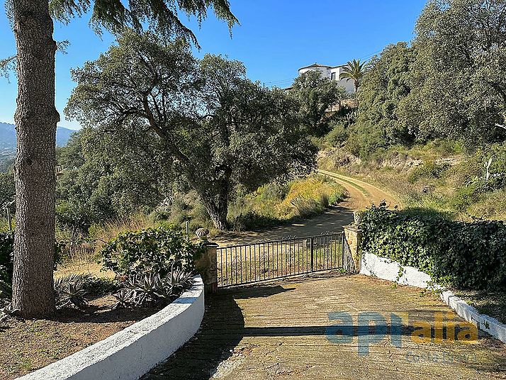 Un majestuoso chalet con vistas espectaculares sobre mar y montaña