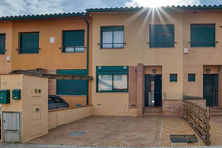 emi-detached house in the town of Vall-llobrega