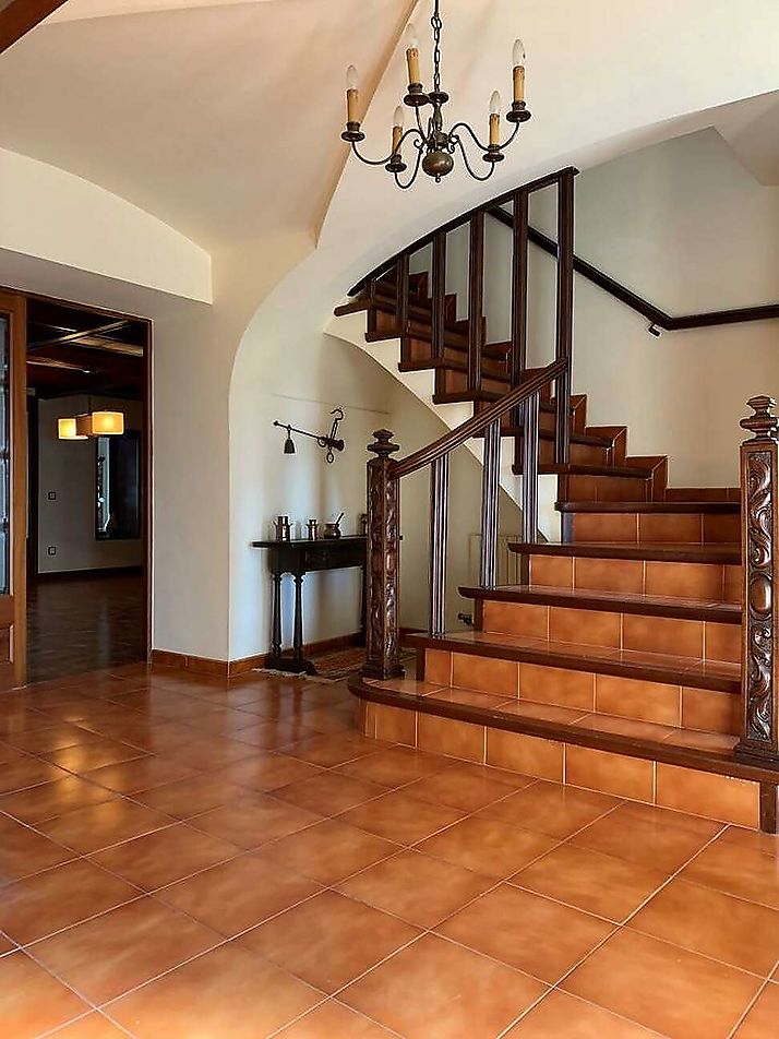Spacious house with garage and garden  in Riumors