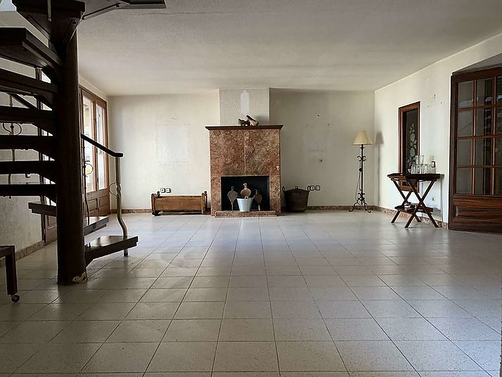 Àmplia casa amb garatge i jardí a Riumors
