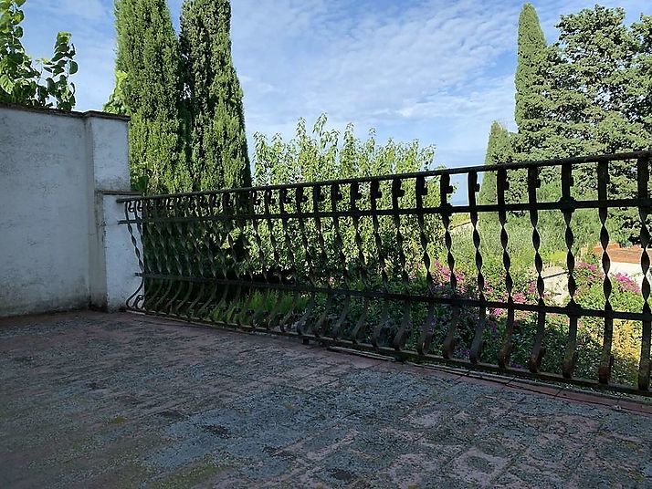 Àmplia casa amb garatge i jardí a Riumors