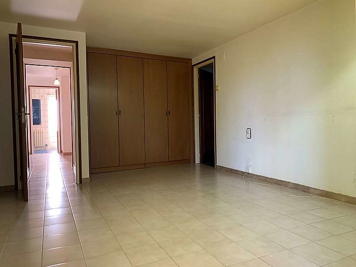 Àmplia casa amb garatge i jardí a Riumors