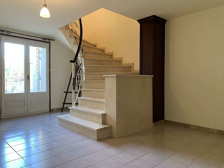 Àmplia casa amb garatge i jardí a Riumors
