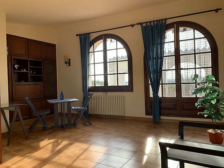 Àmplia casa amb garatge i jardí a Riumors