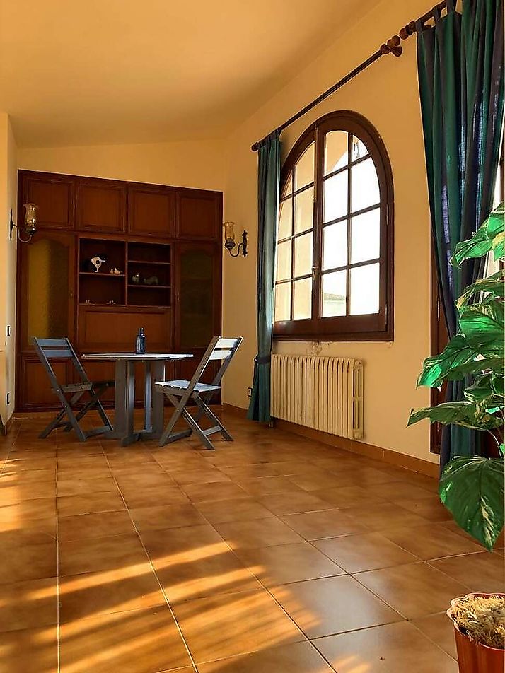 Àmplia casa amb garatge i jardí a Riumors