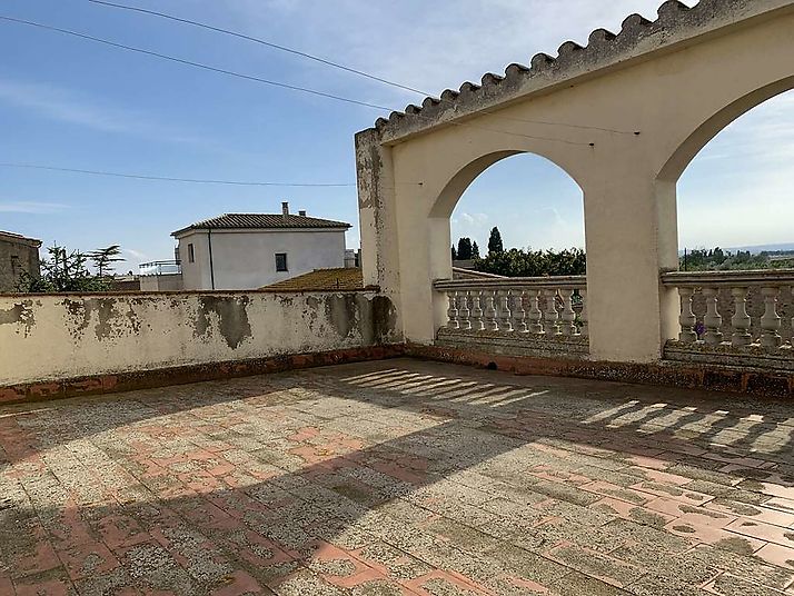 Àmplia casa amb garatge i jardí a Riumors