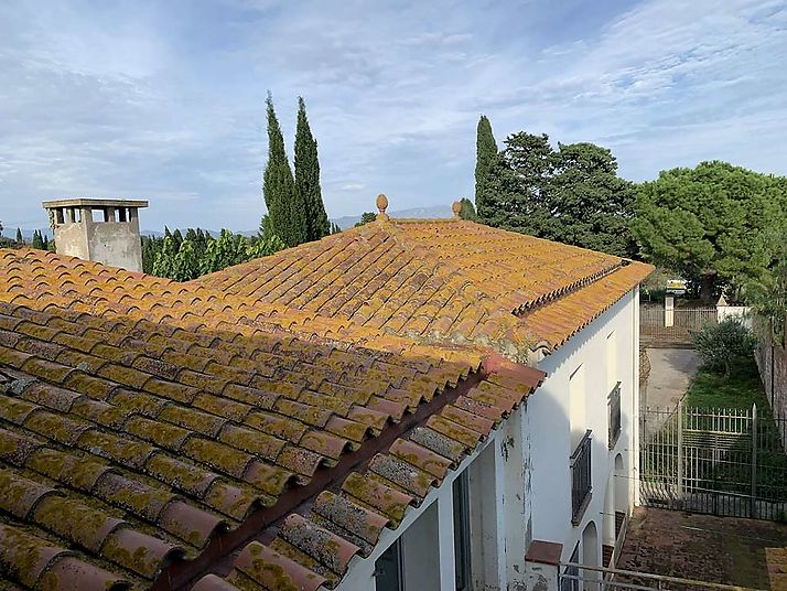 Àmplia casa amb garatge i jardí a Riumors