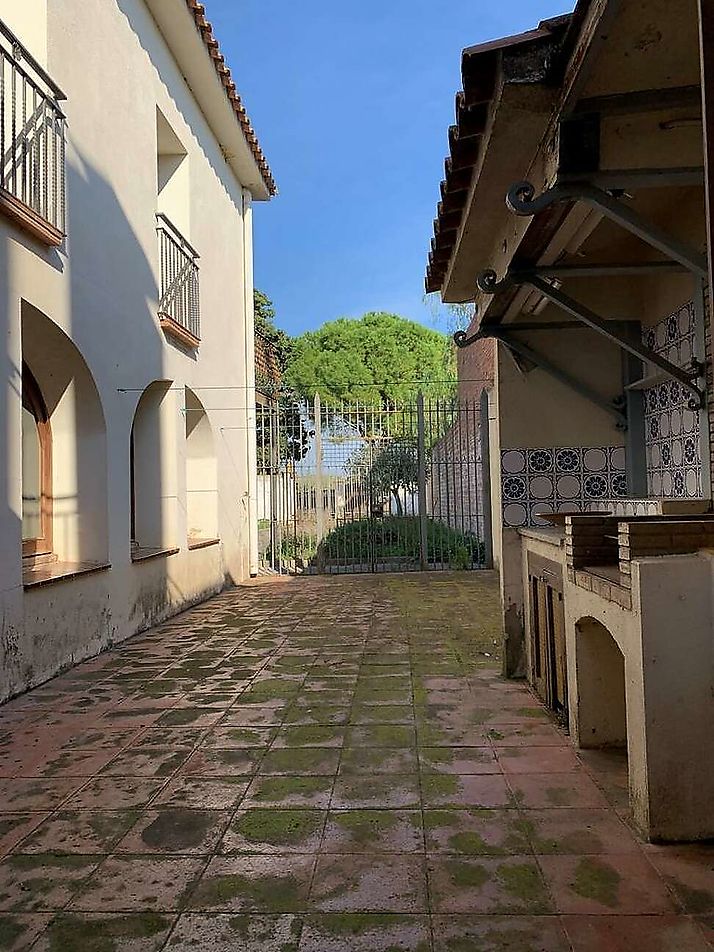 Àmplia casa amb garatge i jardí a Riumors