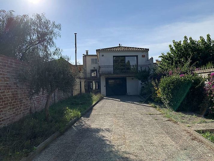 Àmplia casa amb garatge i jardí a Riumors
