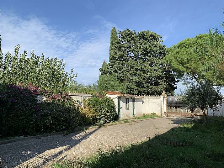 Àmplia casa amb garatge i jardí a Riumors