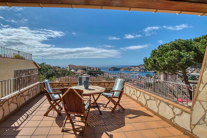 Casa de piedra con vista al mar y la montaña