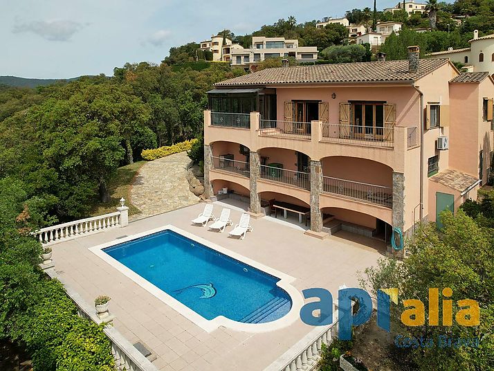 Casa con gran parcela y vistas espectaculares