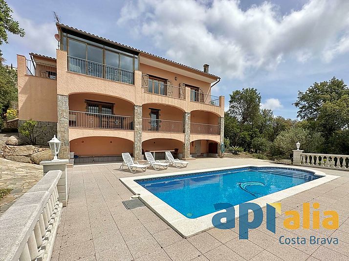 Casa con gran parcela y vistas espectaculares