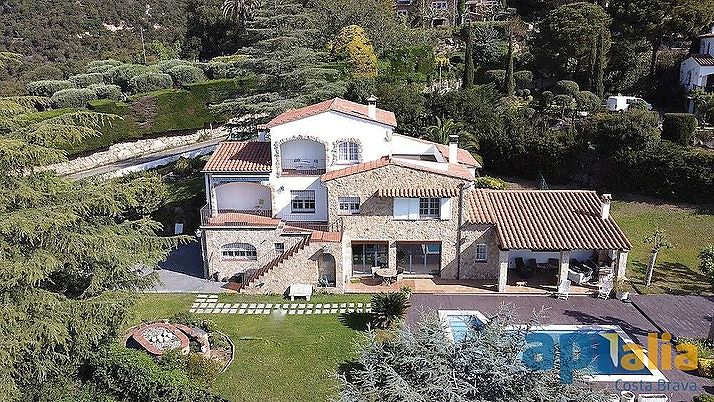 house with views of the sea and the mountains, with pool